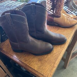 Ariat western boots .. like new ! Size 10